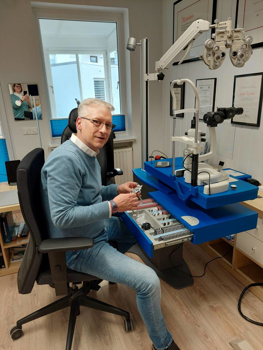  Mann mit Augenmaschine